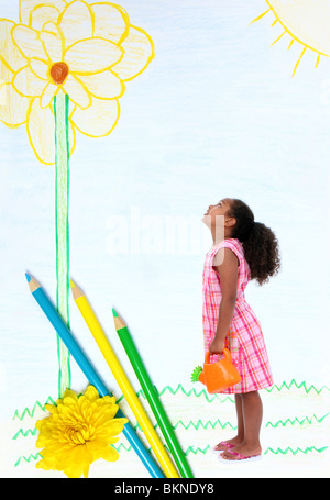 Photo de jeune fille debout dans le jardin dessiné au crayon avec l'arrosoir. Banque D'Images