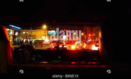 Un passager de nuit vue d'un centre-ville, New York taxi cab ride. Banque D'Images