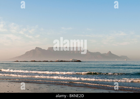 Vue spectaculaire de la Montagne de la table de Blouberg Beach au lever du soleil. Cape Town, Afrique du Sud Banque D'Images