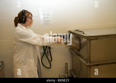 Expert médico-légal d'une arme de tir balistique dans un réservoir d'eau. Les balles sont extraites de l'eau. Nebraska State Patrol Crime Lab Banque D'Images