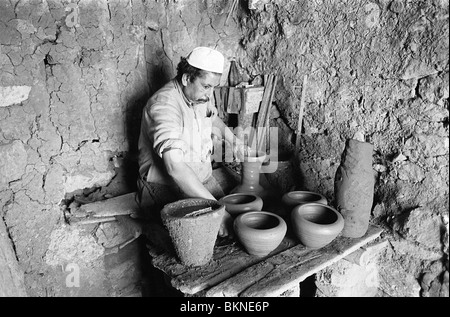 Un potter à sa roue dans le district de Fustat Le Caire, Egypte Banque D'Images