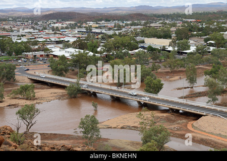 La rivière Todd en pleine inondation. De Annie Meyer's Hill, Alice Springs, Territoire du Nord, Australie Banque D'Images