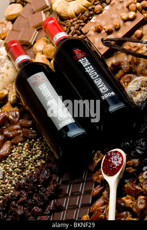 Des bouteilles de vin avec des fruits secs et du chocolat Banque D'Images