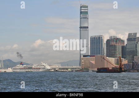 Vue sur le port Victoria, vers Kowloon gratte-ciel, d'un Star bateau de croisière amarré au terminal de l'océan, Tsim Sha Tsui, Hong Kong Banque D'Images