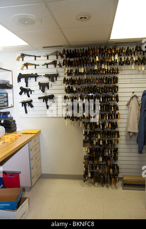 Référence des armes à feu au mur d'une unité balistique forensic crime lab. Nebraska State Patrol Laboratoire du crime. Banque D'Images