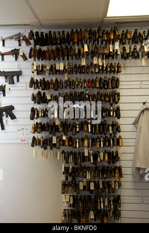 Référence des armes à feu au mur d'une unité balistique forensic crime lab. Nebraska State Patrol Laboratoire du crime. Banque D'Images