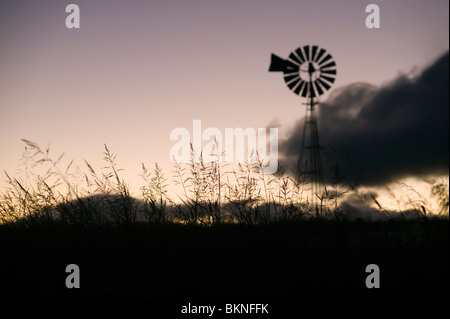 Windmill silhouette sur les nuages Banque D'Images