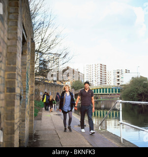 Un couple holding hands, flâner le long du Regents Canal entre Camden et Hoxton, London England UK Banque D'Images