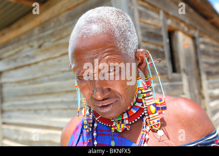 Le Kenya, l'Afrique, village de Makutano, près de l'Amboseli, portrait of elderly woman Masaai Banque D'Images