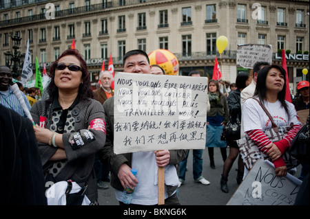 Migrants chinois , immigrants, 'sans paperss' manifestant en mai 1, manifestation du jour de mai, Paris, France, tenant des panneaux de protestation manuscrits sur la rue, les droits des immigrants, les personnes sans papiers Banque D'Images