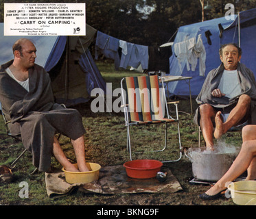 Transporter SUR LE CAMPING (1969) BERNARD BRESSLAW, SID JAMES FOH 005COCP Banque D'Images