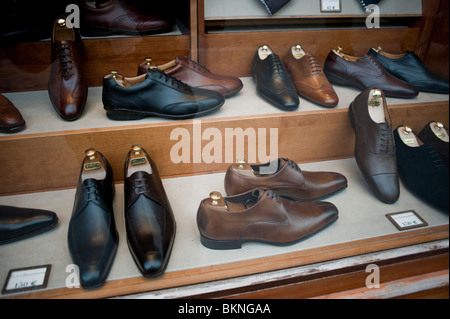Chaussures habillées pour Homme en démonstration dans la vitrine du magasin de chaussures, Paris, France, chaussures de shopping Banque D'Images