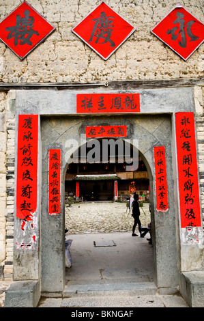 Une porte principale d'un bâtiment de terre - Tulou Hakka dans la province de Fujian, Chine. Banque D'Images