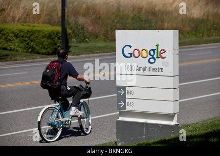 L'homme Ride Location passé Google's Mountain View Campus