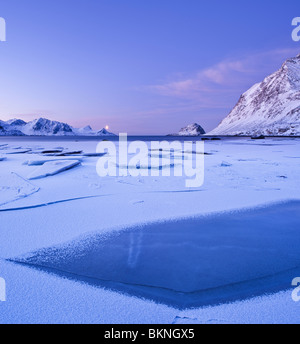 La glace sur la plage en hiver, Haukland Vestvagøy, îles Lofoten, Norvège Banque D'Images