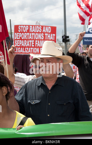 Le Président du Comité d'organisation du travail agricole Baldemar Velasquez en mars pour la réforme de l'Immigration Banque D'Images