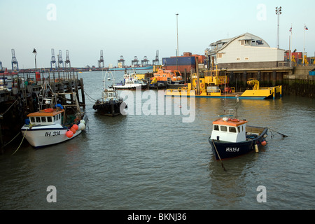 Bateaux de pêche au port, Harwich, Essex Banque D'Images