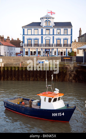 Bateau de pêche en port avec Pier Hotel, Harwich, Essex Banque D'Images