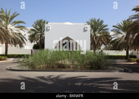 Allée avec des dattiers luxury hotel The Chedi, Al Khuwayr, Muscat, Sultanat d'Oman. Photo par Willy Matheisl Banque D'Images