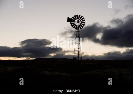 Windmill silhouette sur les nuages Banque D'Images