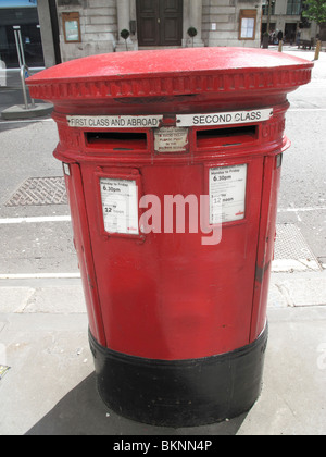 Rouge Royal Mail post box envois London UK Banque D'Images