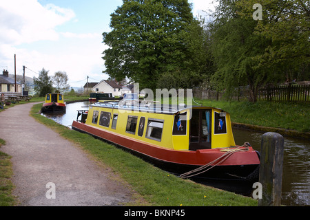 Narrowboats sur le Canal de Monmouthshire et Brecon au Pays de Galles du Sud Gilwern Banque D'Images