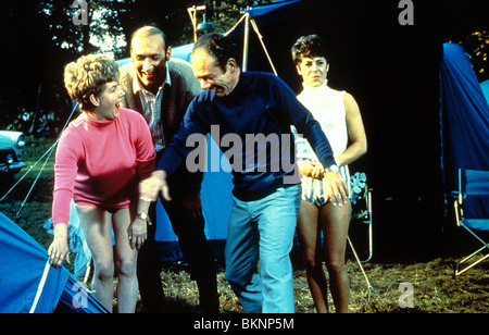 Transporter SUR LE CAMPING (1969) JOAN SIMS, BERNARD BRESSLAW, SID JAMES, DILYS LAYE LE COCP 005 Banque D'Images