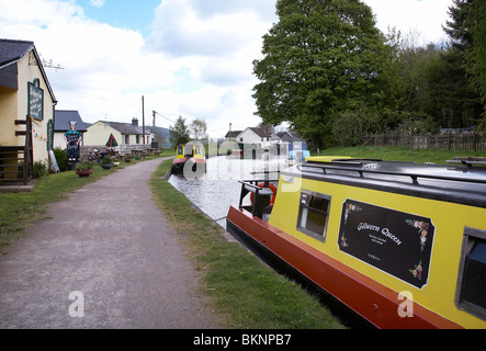 Narrowboats sur le Canal de Monmouthshire et Brecon au Pays de Galles du Sud Gilwern Banque D'Images