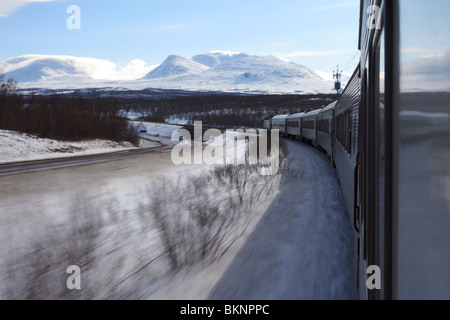 L'Ofotbanen voyage en train de passagers le port de Narvik en Norvège à travers la frontière à Riksgränsen et en Suède. Banque D'Images