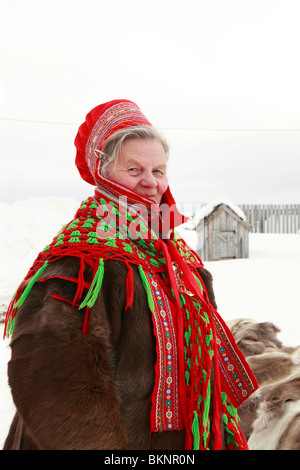 Same locaux dame à la tenue du Festival de Pâques sami de Kautokeino dans Finnmarksvidda en Norvège Banque D'Images