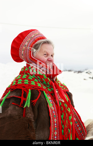 Same locaux dame à la tenue du Festival de Pâques sami de Kautokeino dans Finnmarksvidda en Norvège Banque D'Images