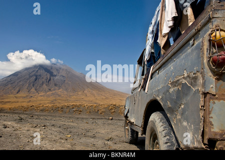 Tanzanie volcan, vieille voiture abandonnée, Ol Doinyo Lengai, Tanzania, Africa Banque D'Images