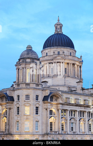 Port of Liverpool Building est un bâtiment classé Grade II situé à Pier Head sur le front de mer de Liverpool. Banque D'Images