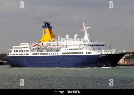 Bateau de croisière Vacances Saga Saga Pearl II en partant du sud de l'Angleterre Southampton UK Banque D'Images