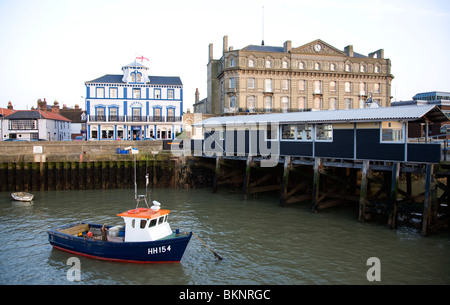 Bateau de pêche en port, Harwich, l'Essex avec Pier Hotel et l'ancien Grand Hôtel de l'Est en arrière-plan. Banque D'Images