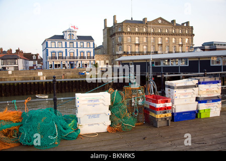 Les filets de pêche et des boîtes sur Ha Penny pier, Pier Hotel et l'ancien Grand Hôtel de l'Est en arrière-plan, Harwich, Essex Banque D'Images
