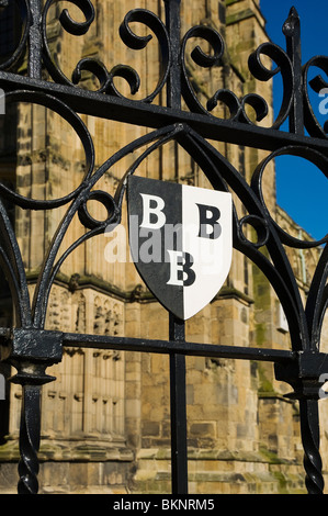 Gros plan d'armes de Bridlington sur la porte en fer forgé East Yorkshire England Royaume-Uni GB Grande-Bretagne Banque D'Images