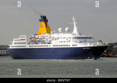 Bateau de croisière Vacances Saga Saga Pearl II en partant du sud de l'Angleterre Southampton UK Banque D'Images