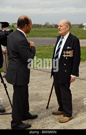 Ancien combattant de la Seconde Guerre mondiale Pierre pilote Ayerst interviewée. Banque D'Images