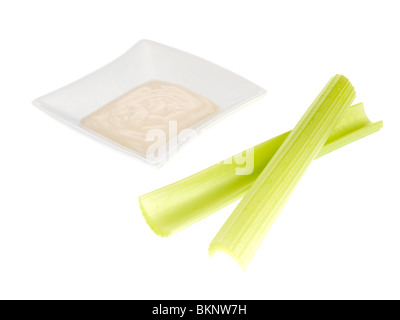 Les bâtonnets de céleri avec trempette au fromage bleu Banque D'Images