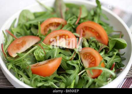 Frais sain végétarien ou Vegan Salade de roquette et tomate servi dans un bol avec aucun peuple Banque D'Images