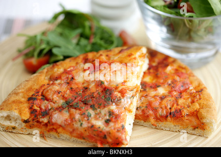 Le style italien traditionnel authentique fromage profonde et Tomato Pizza avec une salade et pas de personnes Banque D'Images