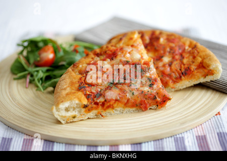 Le style italien traditionnel authentique fromage profonde et Tomato Pizza avec une salade et pas de personnes Banque D'Images