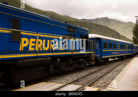 Peru Rail train sur le chemin à Machu Picchu, au Pérou. Banque D'Images