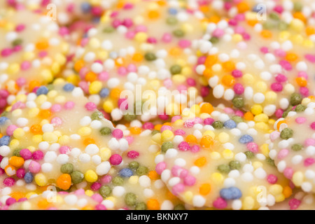 Boutons de chocolat blanc avec sprinkles Banque D'Images