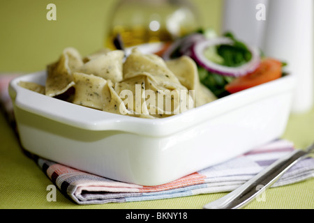 Végétarien fraîchement préparés ou cuits Pâtes Pappardelle avec un mélange de salade du jardin et basilic herbes dans un déjeuner bol avec aucun peuple Banque D'Images