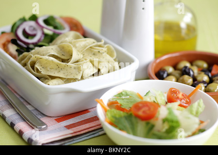 Végétarien fraîchement préparés ou cuits Pâtes Pappardelle avec un mélange de salade du jardin et basilic herbes dans un déjeuner bol avec aucun peuple Banque D'Images