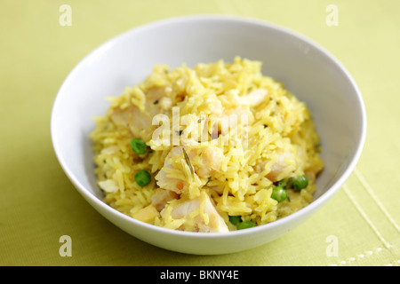 Frais sain petit déjeuner anglais traditionnel avec du haddock fumé Kedgeree le riz Basmati et oeufs servis dans un bol avec aucun peuple Banque D'Images