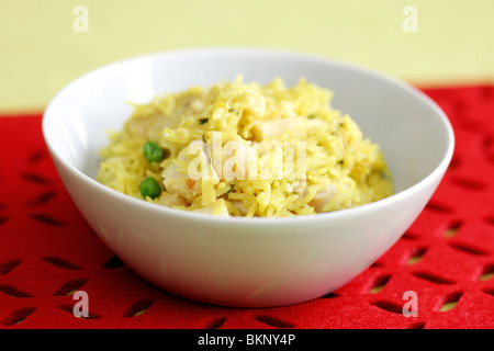 Frais sain petit déjeuner anglais traditionnel avec du haddock fumé Kedgeree le riz Basmati et oeufs servis dans un bol avec aucun peuple Banque D'Images