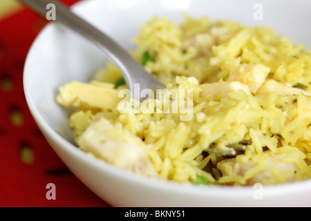 Frais sain petit déjeuner anglais traditionnel avec du haddock fumé Kedgeree le riz Basmati et oeufs servis dans un bol avec aucun peuple Banque D'Images